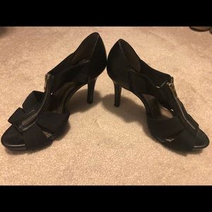 7.5M Black open toe soft top w/ zipper Moda heels
